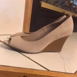 Cream, open toed wedges